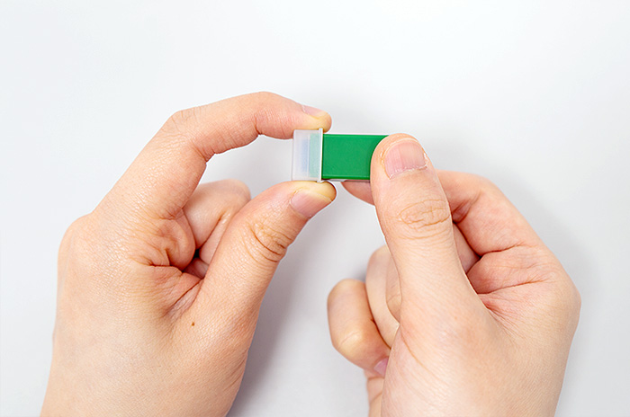 保護キャップを外す